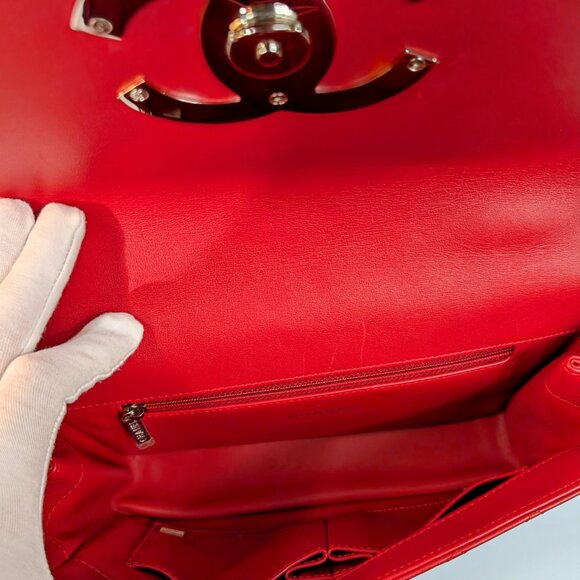 Chanel Rare Classic All-Red Flap Bag in Quilted Lambskin with Filigree CC - Picture 10 of 16